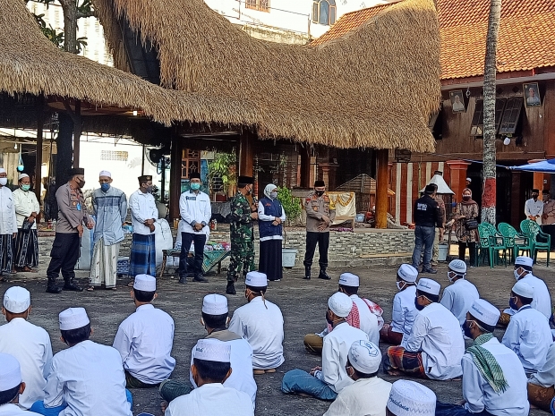 Gubernur Berikan Bantuan Sembako dan Masker Ke Ponpes Syaihkona Kholil Bangkalan