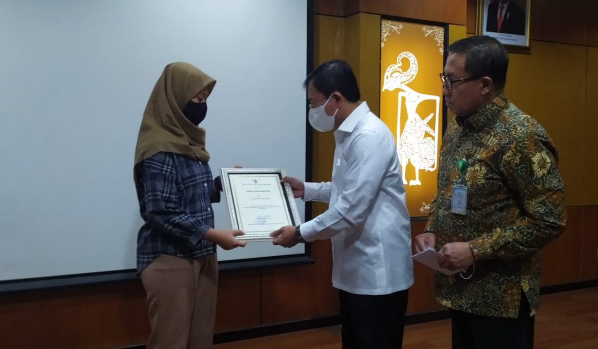 Menteri Kesehatan Dr. dr. Terawan Agus Putranto berikan insentif dan santunan kepada tenaga medis yang meninggal saat bertugas, bertempat di Ruang Loka Widya Husada Lantai 2 Kantor Manajemen RSUD Dr. Soetomo, Surabaya, Rabu (24/06/2020)