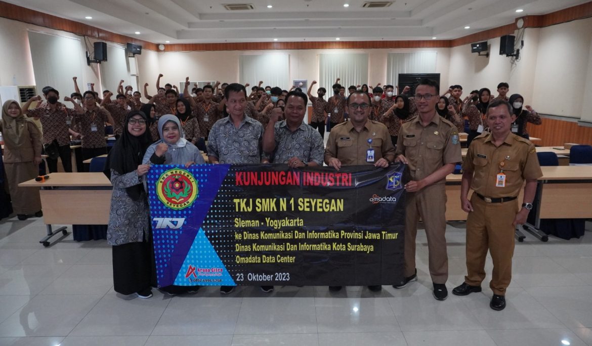 Siswa SMKN 1 Seyegan Sleman Yogyakarta Belajar Infrastruktur Jaringan di Diskominfo Jatim